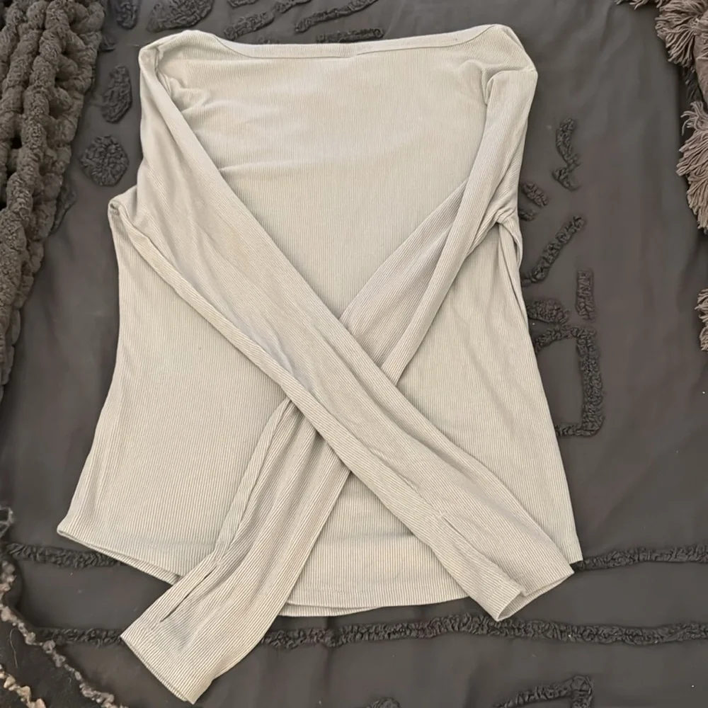 Old Navy Scoop Neck Long Sleeve Shirt - Picture 4 of 4